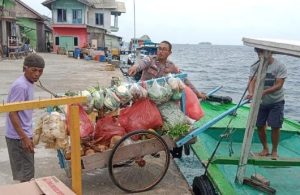 Kanit Bimas Polsek Kepulauan Seribu Utara dan Tunjukkan Kehumanisan, Bantu Pedagang Sayuran di Pulau Panggang