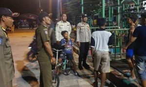 Polsek Kepulauan Seribu Utara Gelar Patroli Malam Dialogis, Antisipasi Kenakalan Remaja dan Paham Radikal