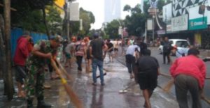 Babinsa Koramil 01/Menteng Dan Warga Melaksanakan Kerja Bakti Bersama