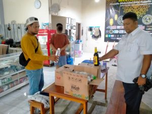 Satresnarkoba Polresta Cirebon Sita Puluhan Botol Miras