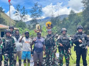Acara Bakar Batu Pemberian Gelar Kehormatan “DANGMAGAI” Dari Suku Damal Kepada Dansatgas TNI 300 Siliwangi di Mayuberi Papua