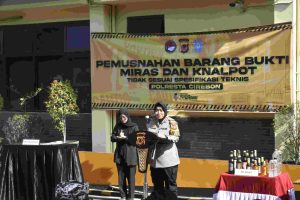Dalam Rangka Menjaga Kondusifitas Kamtibmas, Polresta Cirebon Musnahkan Ribuan Miras dan Knalpot Tidak Sesuai Spesifikasi Teknis