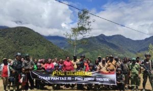 Penuhi Kebutuhan Sandang, Satgas Yonif 310/KK Bagikan Pakaian Untuk Warga Pedalaman Papua