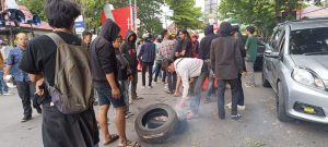 Pedagang Pasar Sentral Nyaris Bentrok Saat Lakukan Aksi Damai di Balaikota Makassar, 1 Mobil Milik Pendemo Jadi Rusak