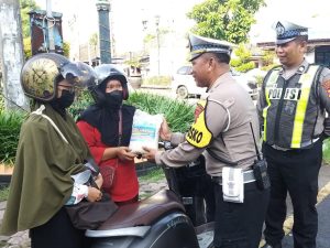 Operasi Keselamatan Semeru 2024, Satlantas Polres Pasuruan Sosialisasi Kepada Pengguna Jalan Raya