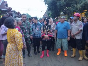 Mensos Risma : Tinjau Banjir di Kabupaten Cirebon