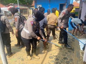 Pasca Banjir, Polwan Polresta Cirebon Kerja Bakti Bantu Warga Bersihkan Fasilitas Umum di Desa Sidaresmi
