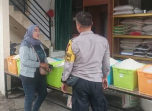 Pantau Harga Sembako diBulan Suci Ramadhan, Anggota Polsek Cipayung Pastikan Stok Aman Dan Tersedia