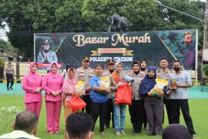 Ratusan Warga Antusias Padati Bazar Murah Ramadhan Polresta Cirebon