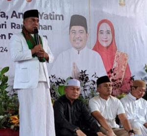 Ribuan masyarakat memenuhi halaman Rumah Dinas Bupati Pelalawan H. Zukri SE,