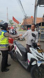 Polwan Polresta Cirebon Gelar Patroli Ngabuburit dan Berbagi Takjil yang Dimasak Sendiri