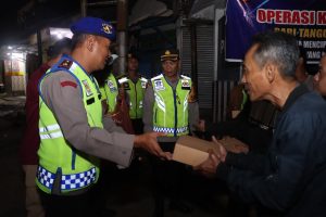 Patroli Sahur, Cara Polresta Cirebon Jaga Kamtibmas Sambil Bangunkan Warga