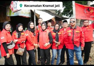 Kembang latar DPW DKI Jakarta bagikan takjil Di Perempatan Lampu merah heks Kramat jati