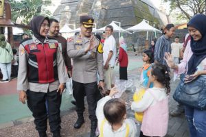 Kapolres & Polwan Jakut Bagi Boneka ke Pengunjung Anak di Ancol