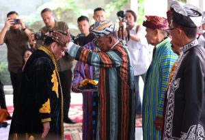 Pj. Gubernur Sultra Peroleh Gelar Adat “Kolakino Liwu Pancana” atas Keadilan Restoratif di Buton Tengah