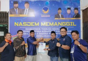 Rusdinur SH MH Mengembalikan Formulir Pendaftaran Bakal Calon Bupati Kampar Di Sekretariat DPD Partai Nasdem