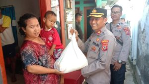 Kapolsek Gempol Kompol Rynaldi Nurwan, S.H.,M.H datangi dan Santuni Balita Stunting Desa pegagan “CEGAH STUNTING ITU PENTING”