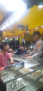 Patroli Jalan Kaki Kapolsubsektor Galur Berikan Himbauan Kepada Pemilik Toko Emas.