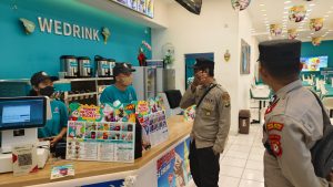 Patroli Jalan Kaki Anggota Samapta Berikan Himbauan Kepada Karyawan