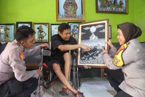 Kapolresta Cirebon Kunjungi Seniman Difabel Pelukis Kaca