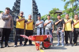 Bakti Religi, Kapolres Jakut Ajak Anggota Bersih-bersih di Pura Dalem Purnajati Tanjung Puri