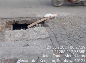 Tak Kunjung Diperbaiki Tutup Saluran Yang Rusak, Pengguna Jalan Tanah Merah Utara Merasa Was Was.