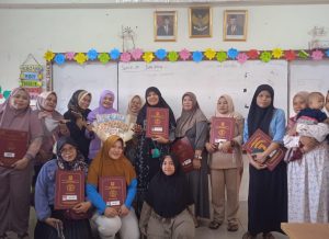 Wali Kelas 2A SDN ANCOL 03 Bagikan Rapor Kenaikan Kelas