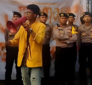 Leksma Universitas Jayabaya Melakukan Aksi Demo Di depan Gedung DPR RI Dan Mabes Polri