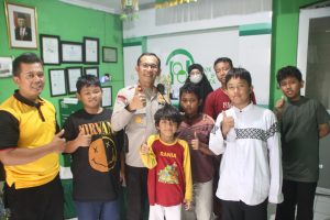 Kapolsek Metro Gambir Memberikan Santunan Kepada Anak Yatim Dan Dhuafa