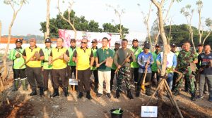 Kegiatan Penanaman Pohon di Area Danau Cincin dan Bakti Religi di Masjid Babah Alun Kelurahan Papanggo dalam Rangka Hari Bhayangkara ke-78