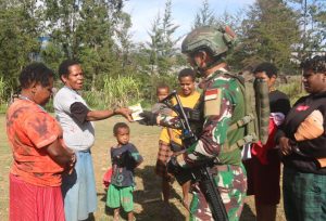 Datangi Honai Warga, Satgas 323 Buaya Putih Bagikan Sembako