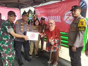 Polsek Johar Baru Berikan Bantuan Sosial Kepada Warga Lansia Dan Penyandang Disabilitas
