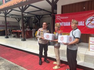 Menyambut Hari Bhayangkara ke 78 Kapolsek Metro Gambir Bagikan Bantuan Sosial Ke Pura Agung Wira Satya Bhuana