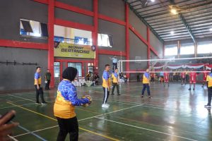 18 Tim Bertanding di Turnamen Voli Antar Instansi yang Digelar Polresta Cirebon Untuk Meriahkan Hari Bhayangkara ke-78