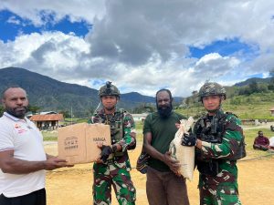 Empati Satgas TNI Berikan Santunan Sembako Warga Gome
