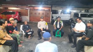 Kanit Reskrim Bersama Bhabinkamtibmas Polsek Johar Baru Bahas Kamtibmas Dengan Ketua RW Dan RT