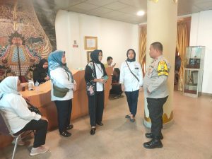 Bhabinkamtibamas Senen Monitoring Dan Pengamanan Kegiatan Lomba Karya Cipta Tati Betawi