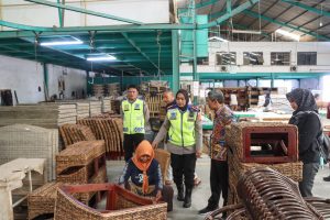 Kapolresta Cirebon Pimpin Patroli Sepeda Motor Sambang Kamtibmas Bersama Anggota DPR RI