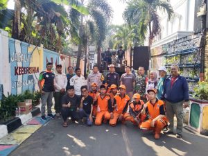 Bhabinkamtibamas Senen Bersama Tiga Pilar Kerja Bhakti Di RW 04