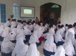 Sosialisasi kapolsek Dabo singkep di SMP Negeri 2 Singkep selatan Terkait kenakalan Remaja.