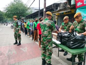 Batalyon Arhanud 6/BAY Laksanakan Jumat berkah Dengan Membagikan Nasi Kotak Dengan Warga Sekitar Asrama Batalyon Arhanud 6/BAY.