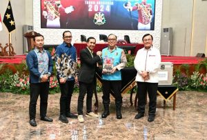 Patroli Dialogis Briptu Argo Ryantama Anggota Patroli Berikan Imbauan kepada Warga.