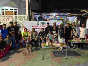 Ngopi Kamtibmas Kapolsek Koja Bersama Warga Rawa Badak Selatan di Pos Satkamling RT 05 RW 02 Dalam Rangka Cooling System