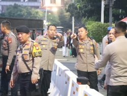 Polri Terjunkan 1.309 Personil, Amankan Aksi dari Aliansi Rakyat Indonesia Bela Palestina dan Komite Solidaritas Palestina dan Yaman (KOSPY) di depan Kedubes AS