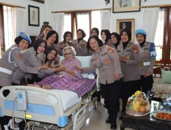 Jelang HUT Polwan Ke 76, Polwan RI Anjangsana ke Ibu Mery Hoegeng.