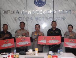 Lima (5) Personel Bidhumas Polda Metro Jaya Berprestasi Terima Reward.