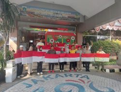Pembagian Bendera Merah Putih di Kecamatan Kelapa Gading Sambut HUT RI ke-79.