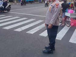 Kapolsek Johar Baru Bersama Kapolsubsektor Kayu Awet Melaksanakan Pengaturan Lalu Lintas Sore Hari di Jalan Percetakan Negara Raya.
