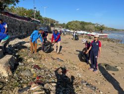 Bakamla RI Clean Up Pesisir Pantai Nelayan di Oesapa Kupang.