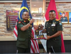 Danrem 121/Abw Terima Cenderamata Persahabatan Antar Negara